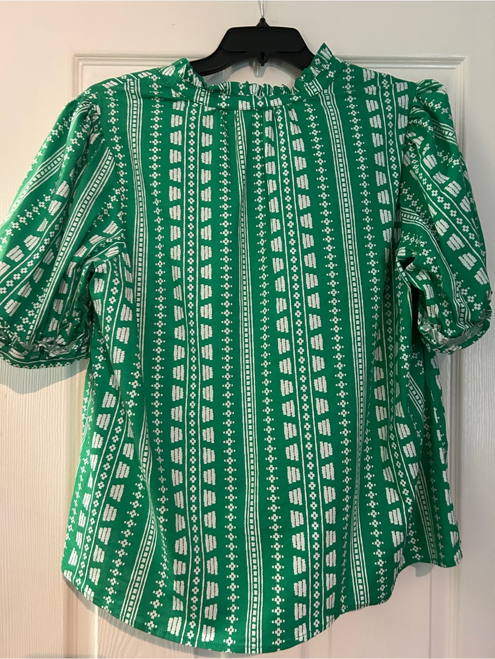 Mary Square size 2x Green Patterned Women's V-Neck Blouse - Picture 3 of 3